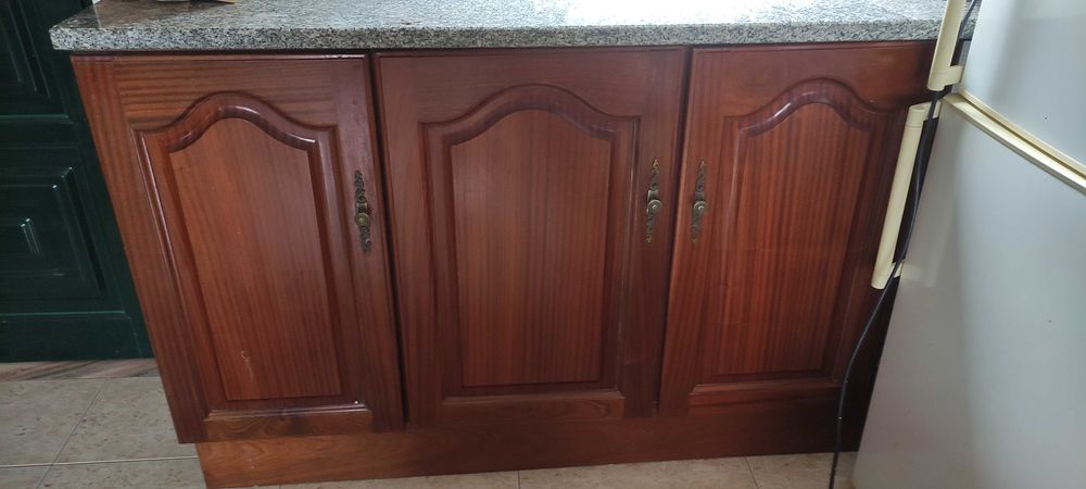 Móvel em mogno com pedra de granito