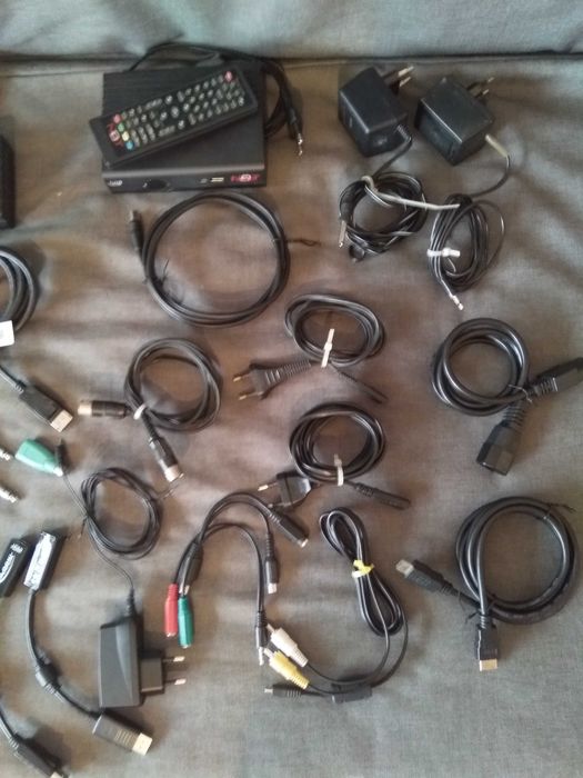 Zestaw kabli, przejściówek (vga, hdmi, usb, mini, euro), router itp