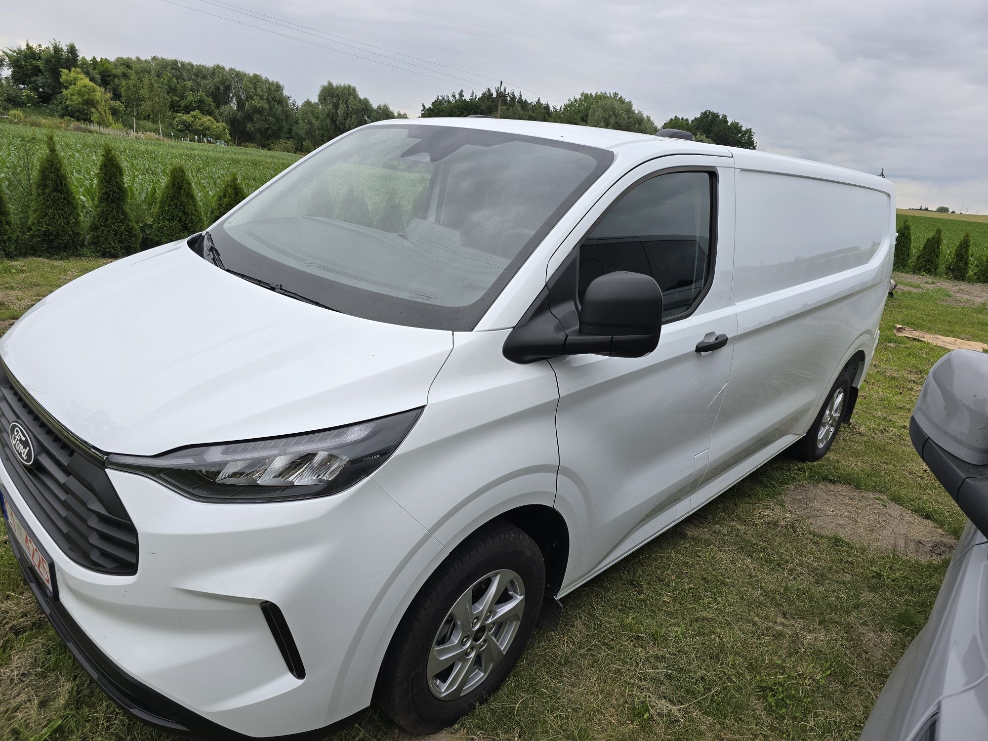 Wynajem wypozyczalnia samochodow długo lub krótko terminowy Ford trans