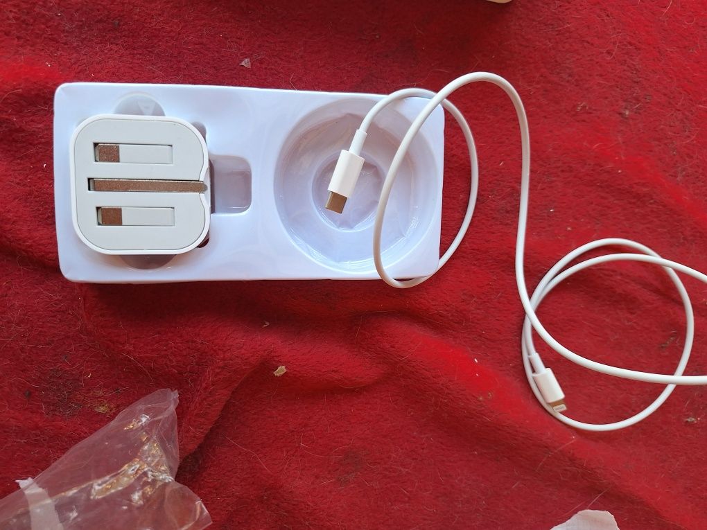 jest ładowarka sieciowa Apple 20W USB-C Power Adapter.