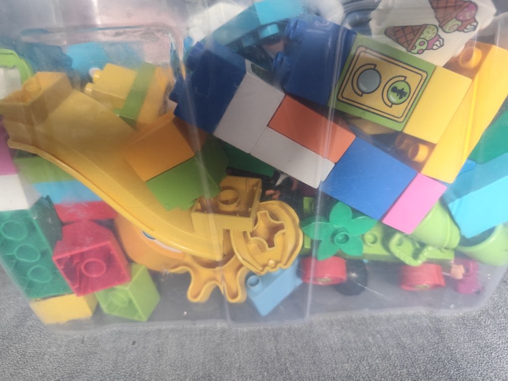 LEGO Duplo klocki ludziki zwierzeta plus podkładka