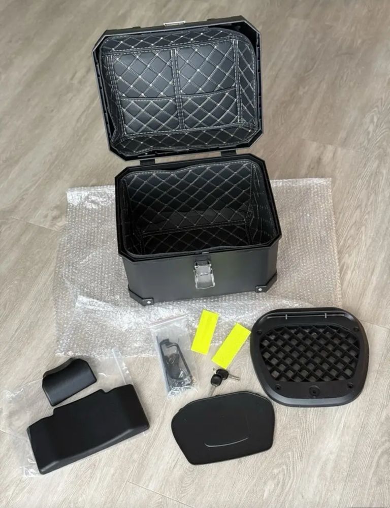 Top Case Universal 45L Novos - cor Preto