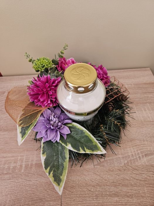 Wieniec kwiatowy na grób ze zniczem