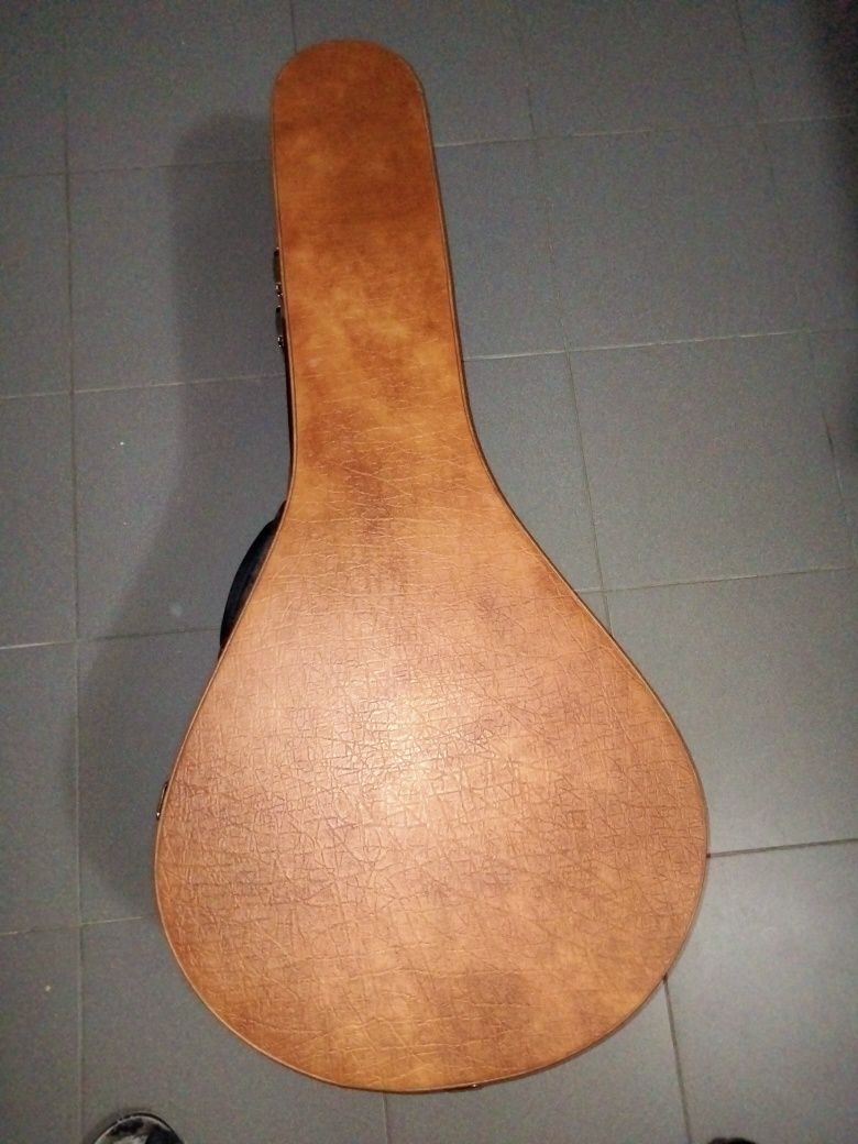 Estojo de guitarra portuguesa de fado.