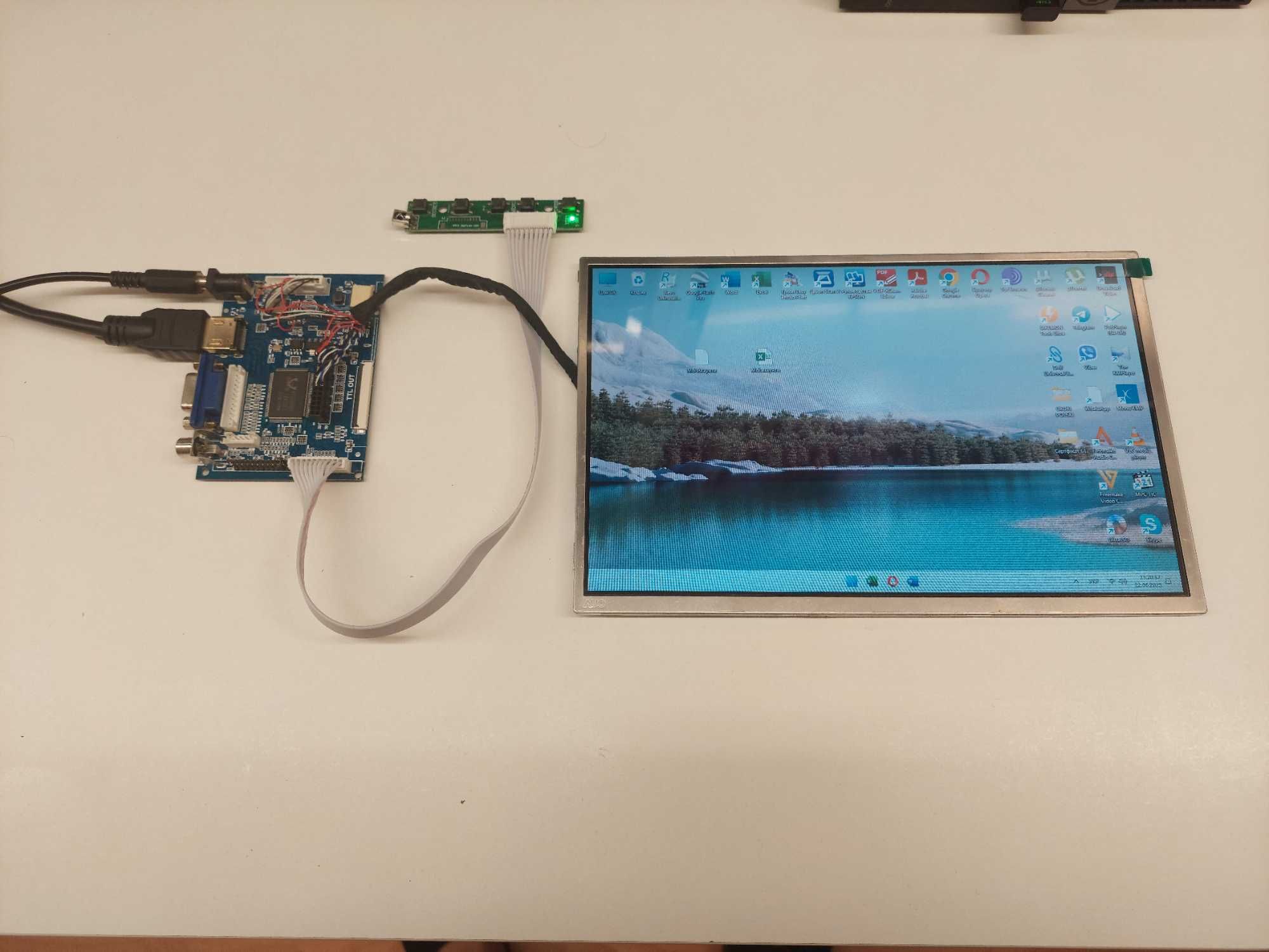 LCD 10.1 cali IPS 1024x600 HDMI VGA AV