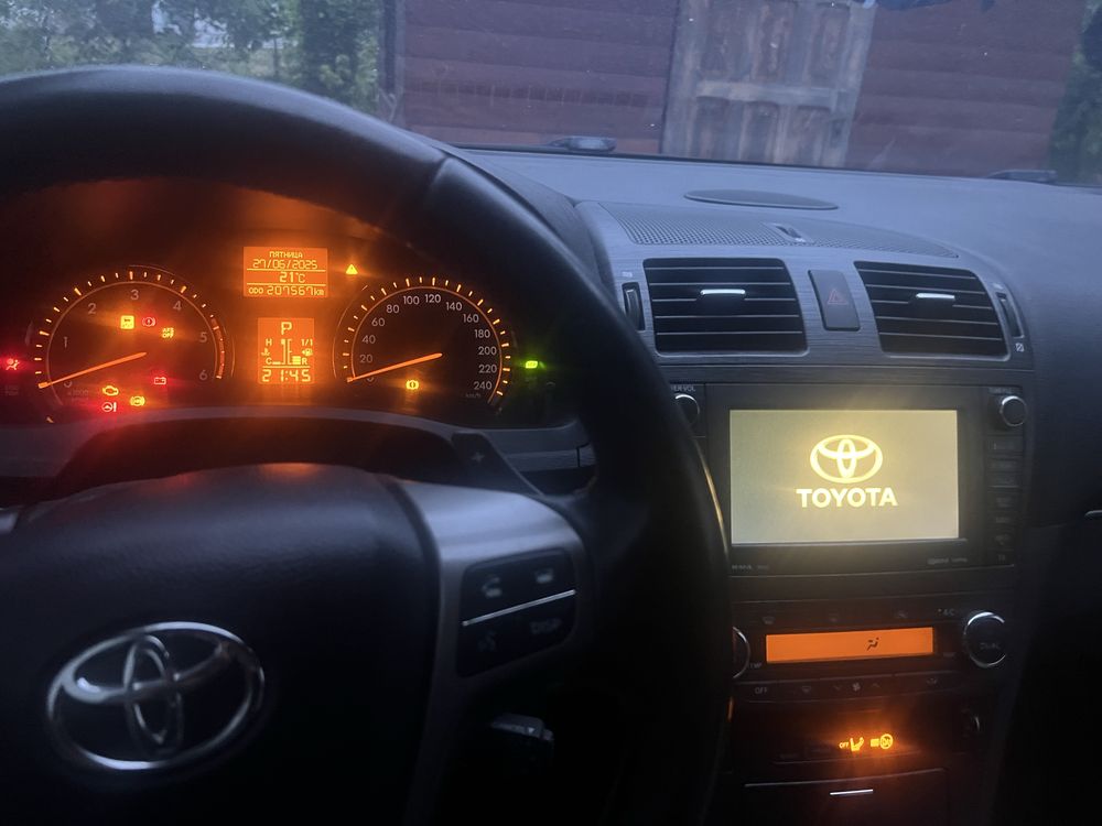 Тойота  Авенсіс.
