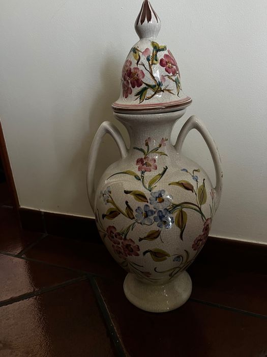 Pote decorativo em faiança de Alcobaça