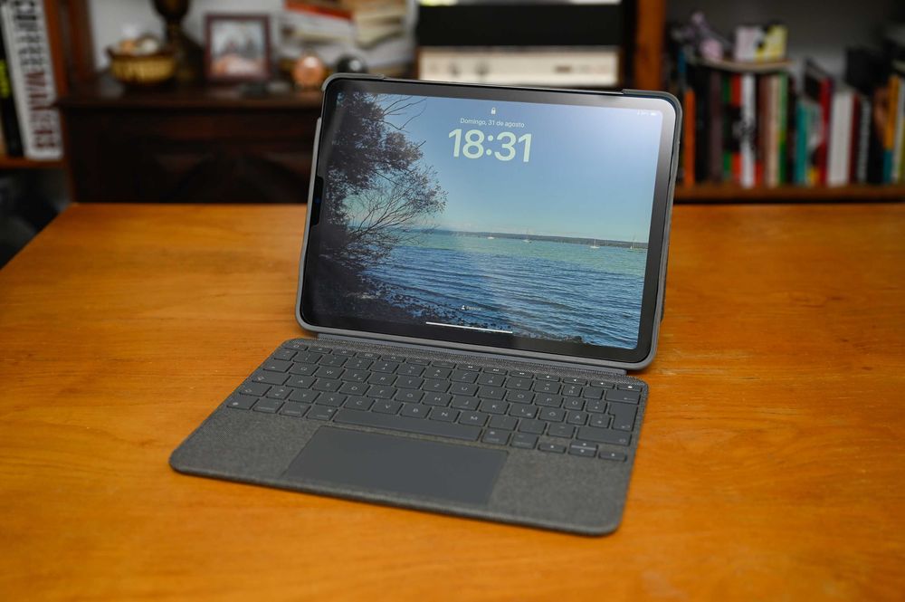 iPad Air 5ª geração M1 256GB c/ Logitech Combo Touch