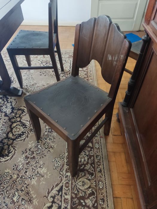 Mesa de sala de jantar e 8 cadeiras .