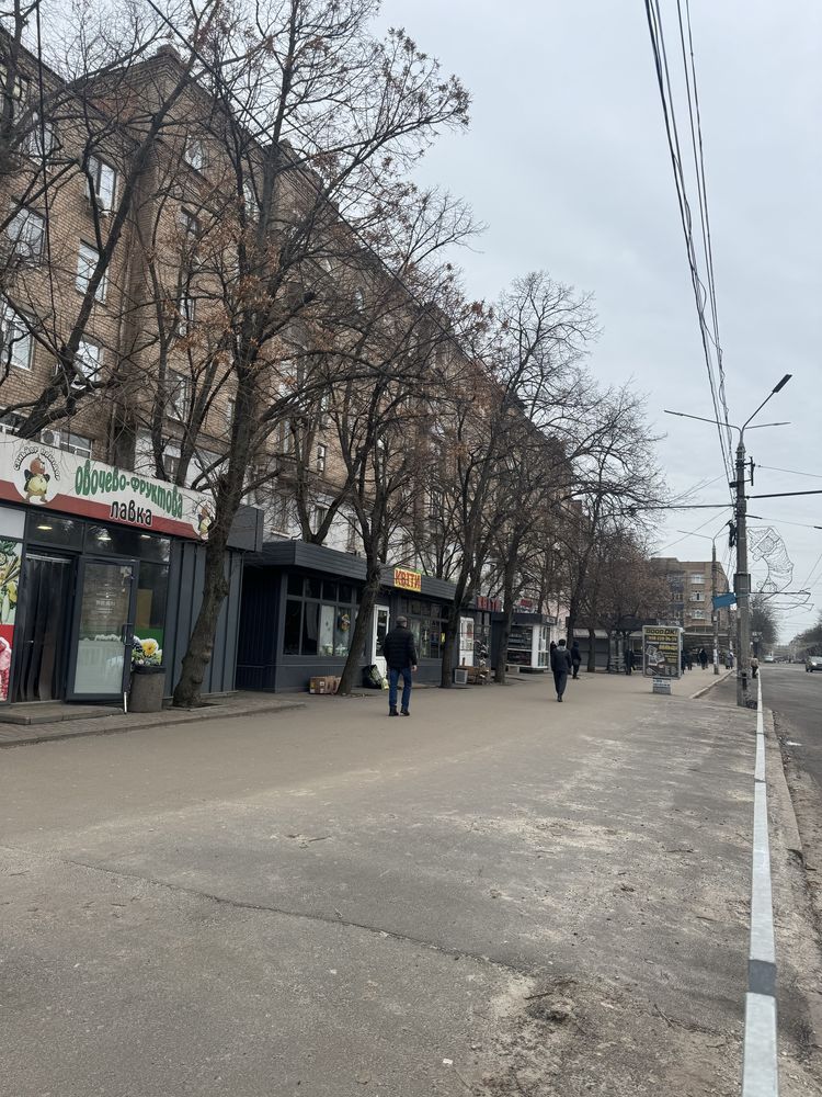 Продається 2 кімнатна квартира на площаді Визволення в центрі міста .