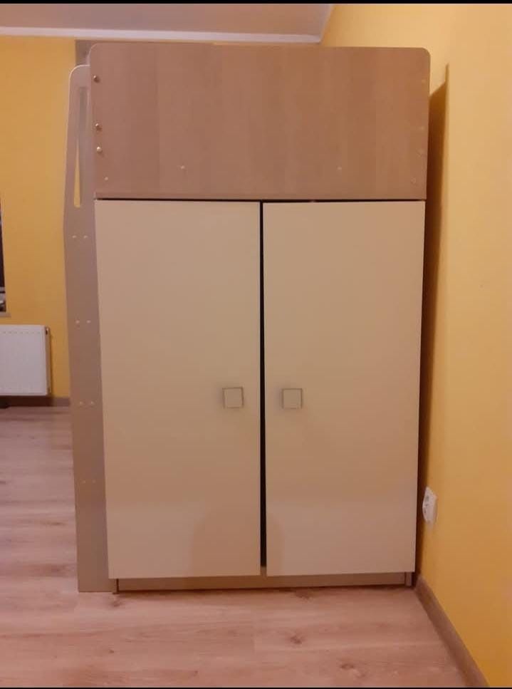 łóżko na piętrze z biurkiem