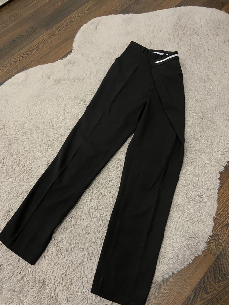 Жіночі базові чорні прямі брюки на резиночці ззаду