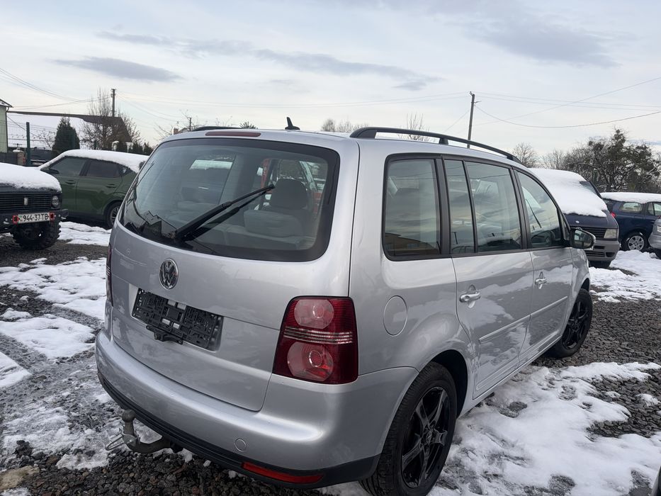 Вольцваген  туран газ  бензин 2010рік