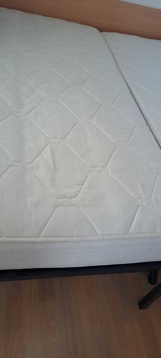 2 estrados de corpo e meio mais colchões