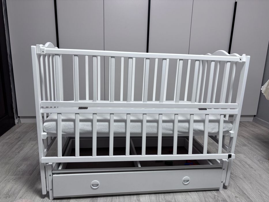 Дитяче ліжко з маятником