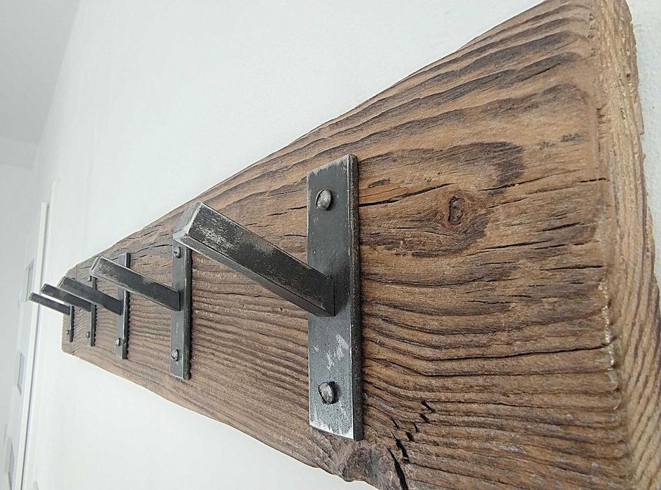 Wieszak loftowy z drewna i stali – industrialny design