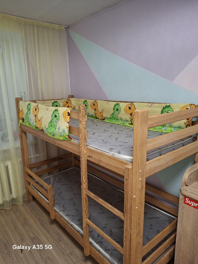 Продам двухъярустную деревянную кровать