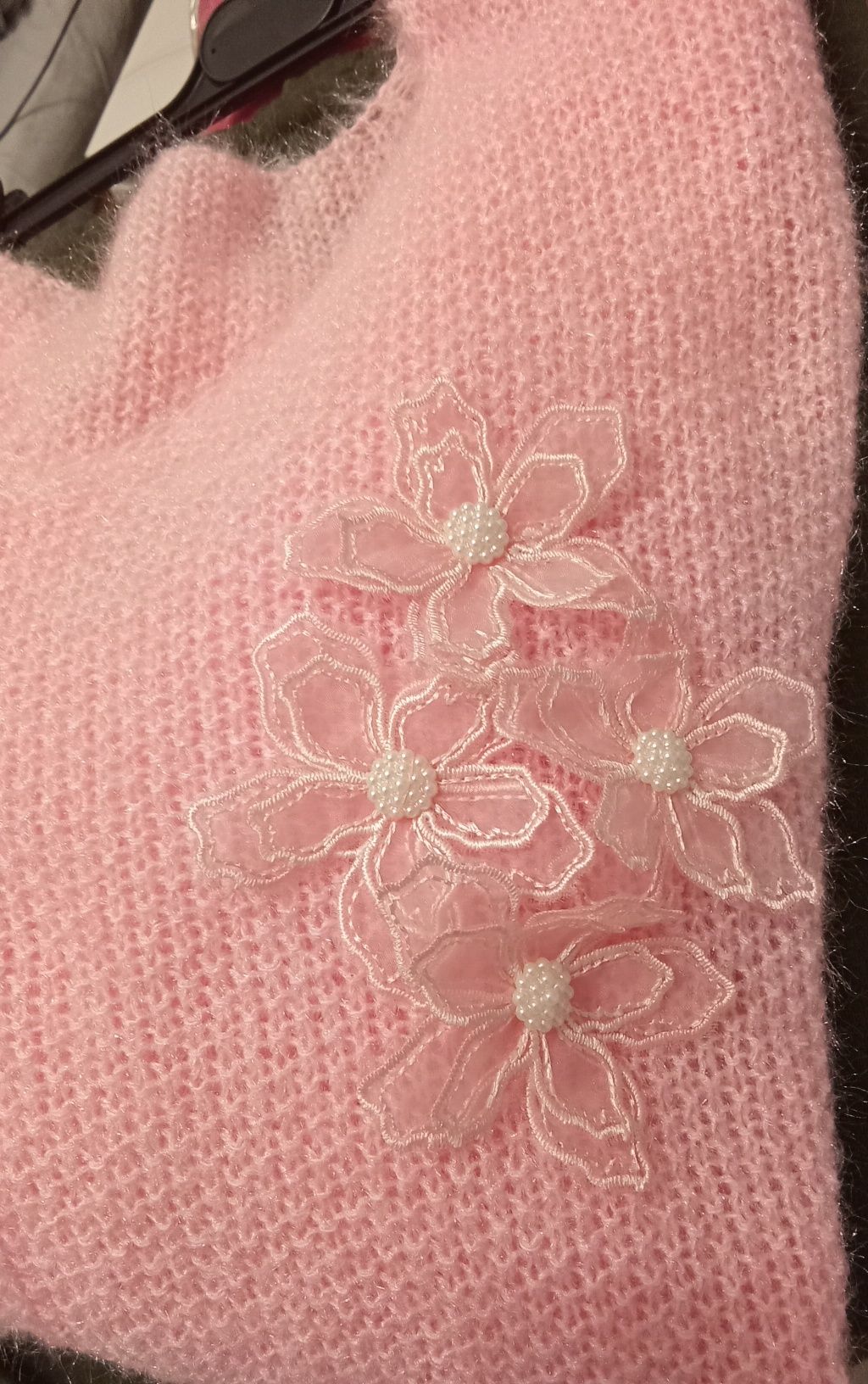 Sweter puchaty z aplikacją 3D