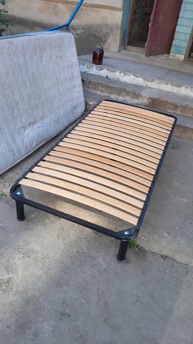 Кровать односпальная 80*180 цена за все (каркас с матрасами)