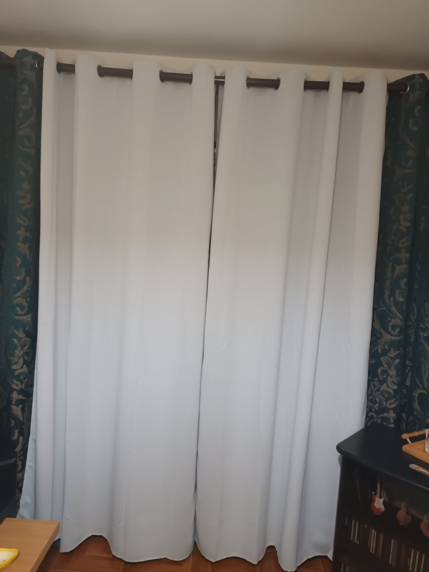 Cortinados cinza claro opacos de argolas