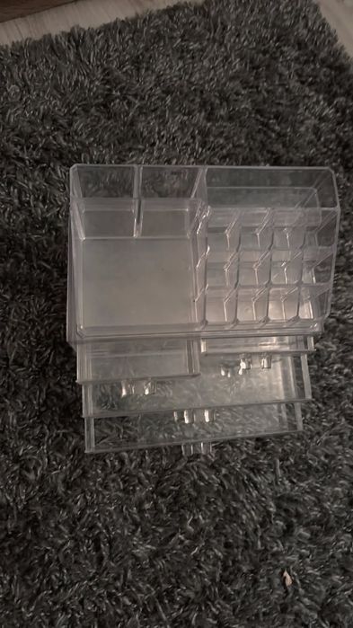 Przeźroczysta toaletka