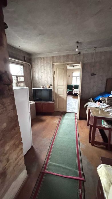 Частина будинку з окремим подвір'ям .
