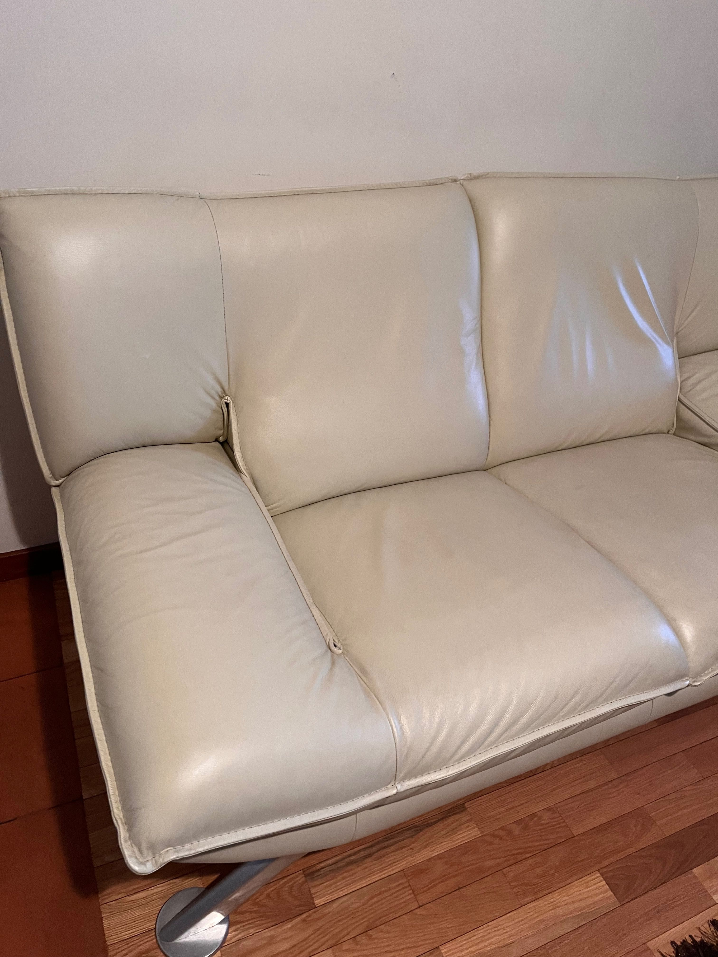 2 Sofás de Pele Bege – Design Moderno e Confortável (2 unidades)