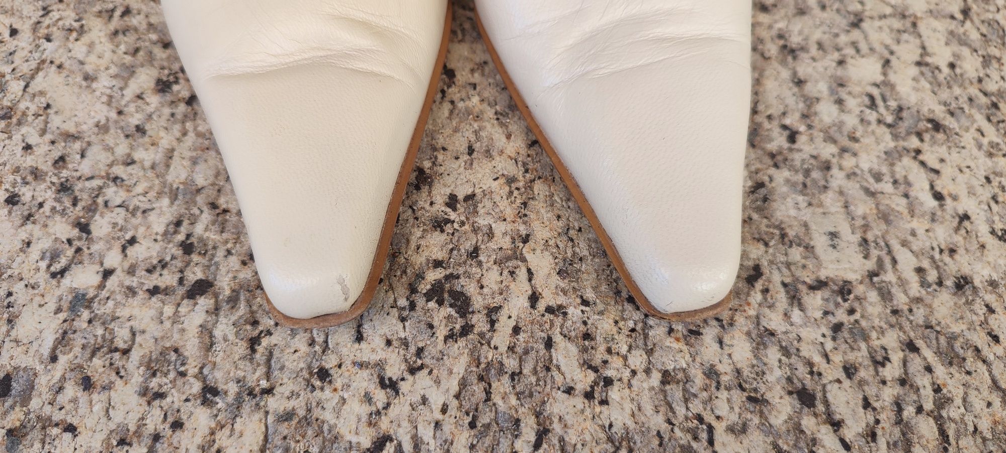 Sapatos Mule em pele.