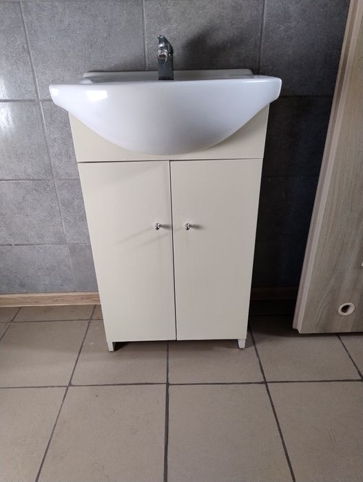 Szafka z umywalką i baterią