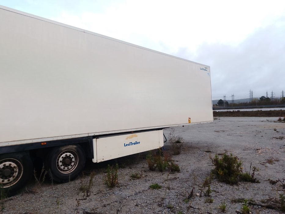 Semi reboque (Box) em excelente estado