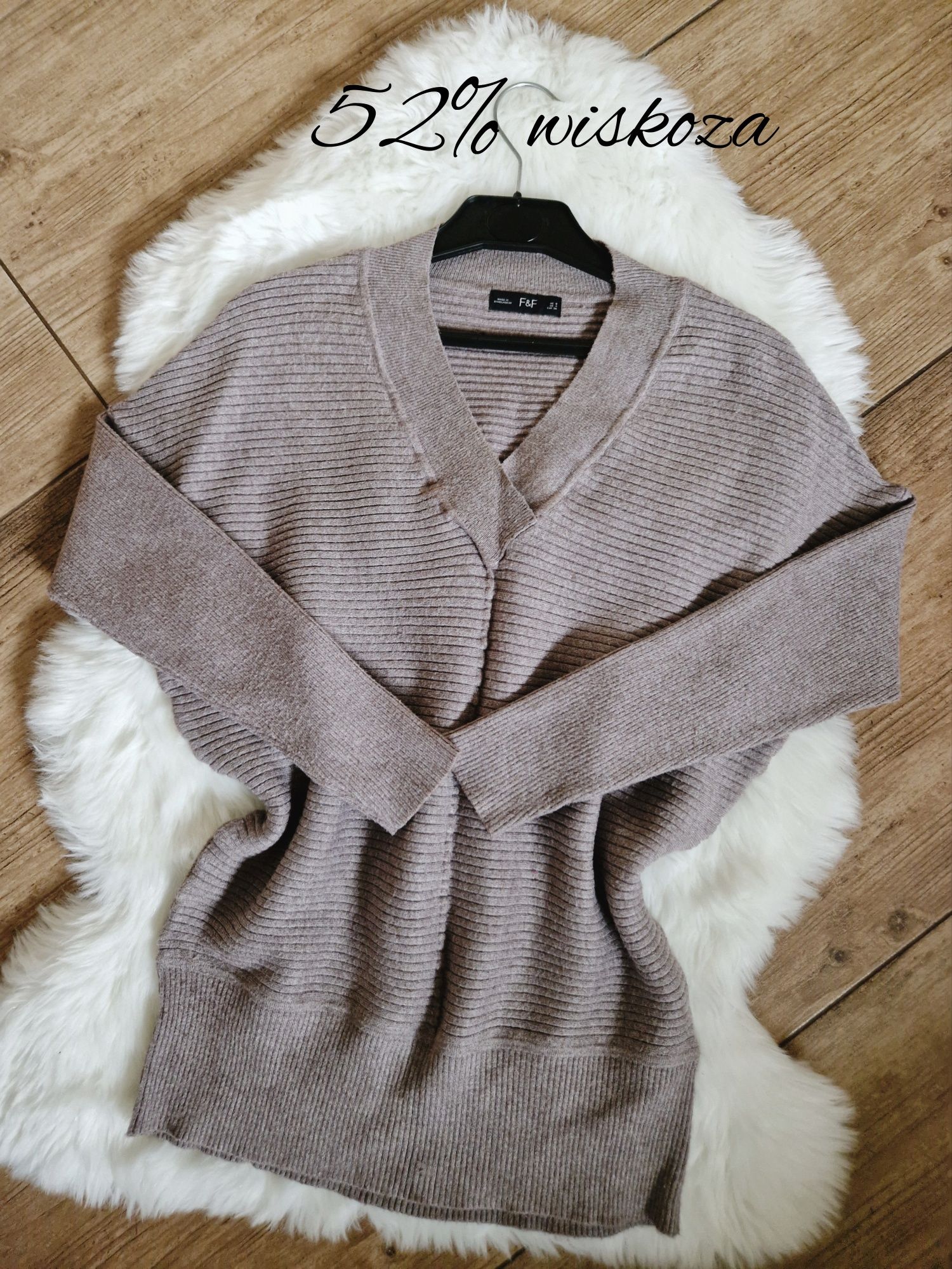 Damski sweter z dzianiny w prążek dekolt V wiskoza hit rozmiar S F&F