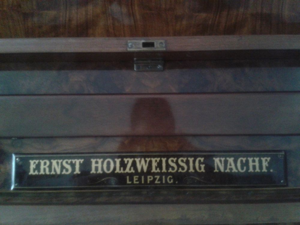 Pianino Ernst Holzweissig Nacht. Leipzig