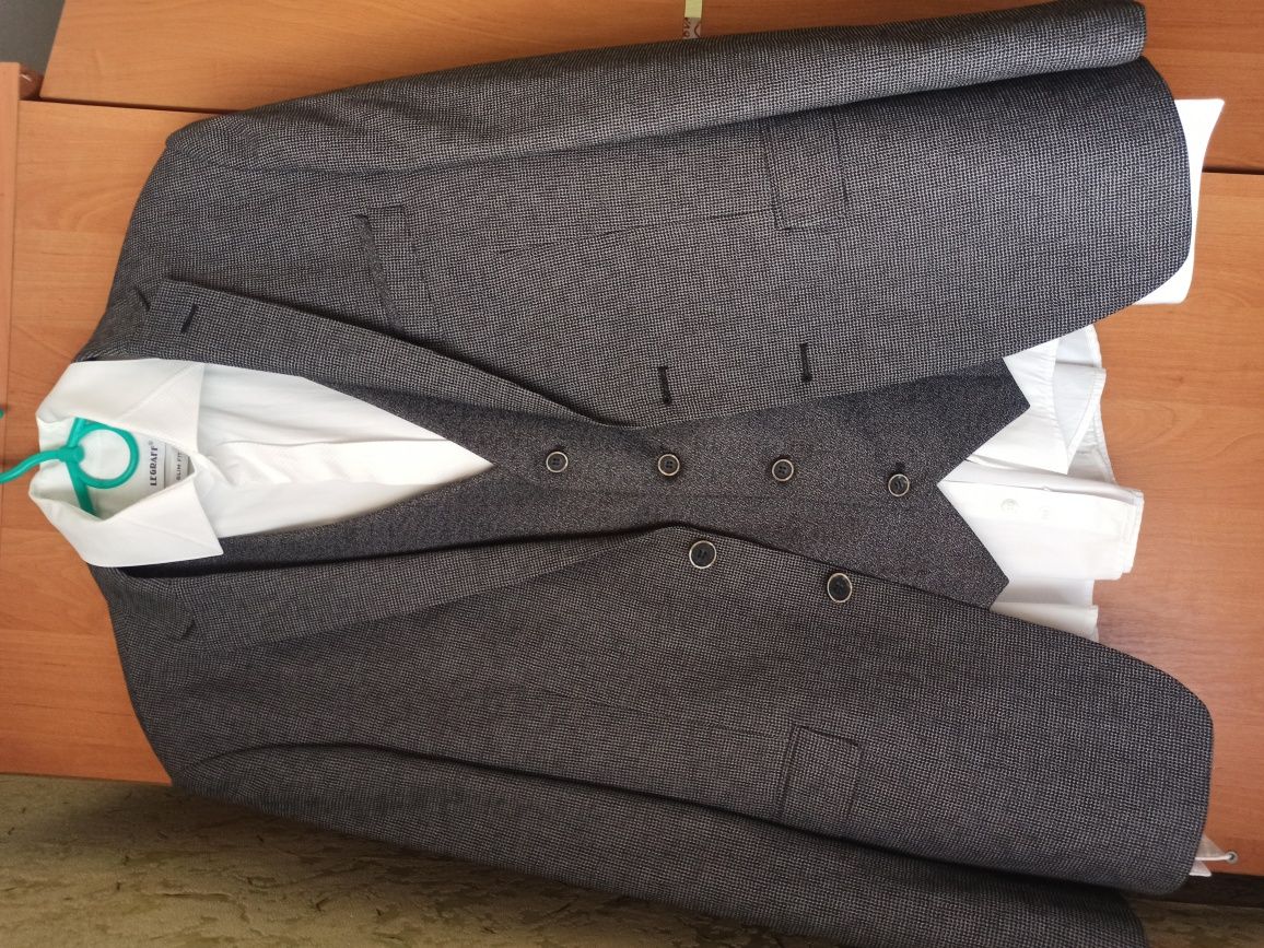 Продам серый костюм тройка: пиджак,жилетка,брюки 48 размер, галстук