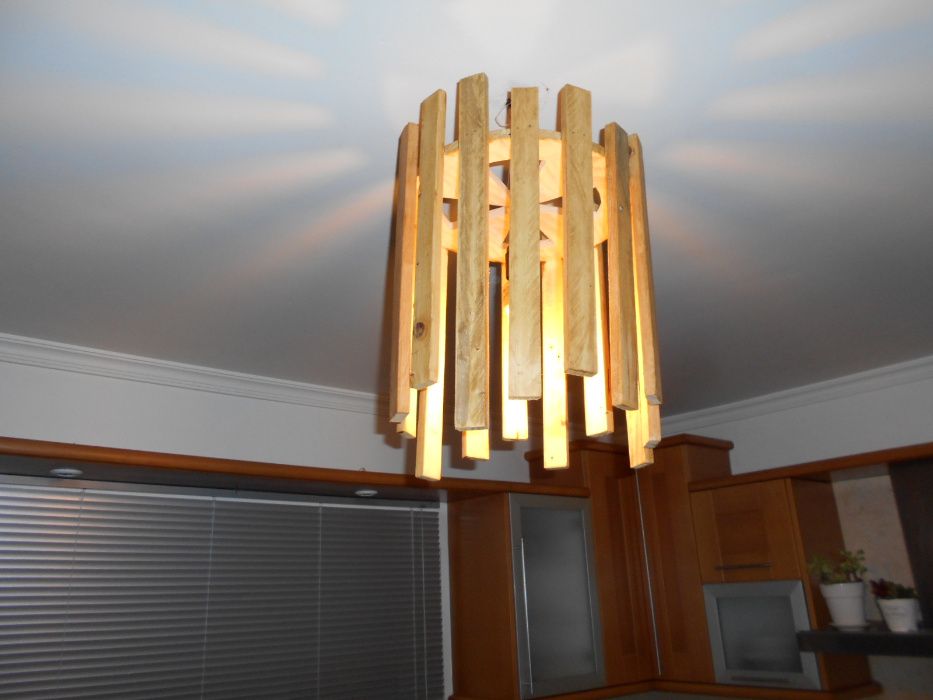 candeeiro de tecto vidro e madeira