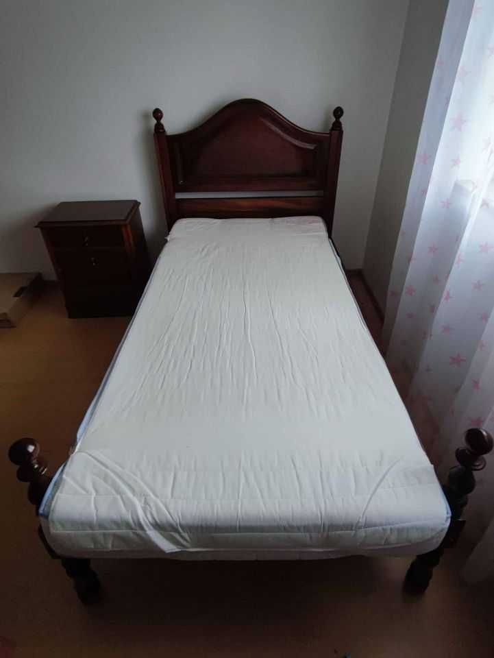 Cama solteiro com estrado, mesa de cabeceira e colchão