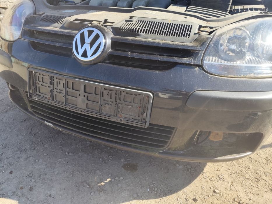 VW Golf V zderzak przód przedni czarny grill LC9Z