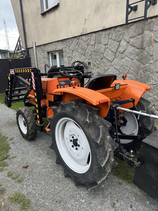 Traktorek Hinomoto e2304 z turem wspomaganie