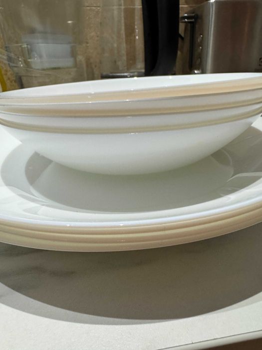 Conjunto de 4 Pratos Grandes e 4 Tigelas Brancas – Grátis