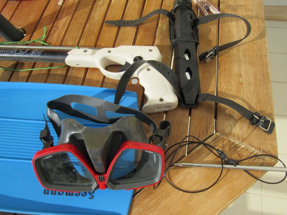 Fato de caça submarina com todo o equipamento em bom estado