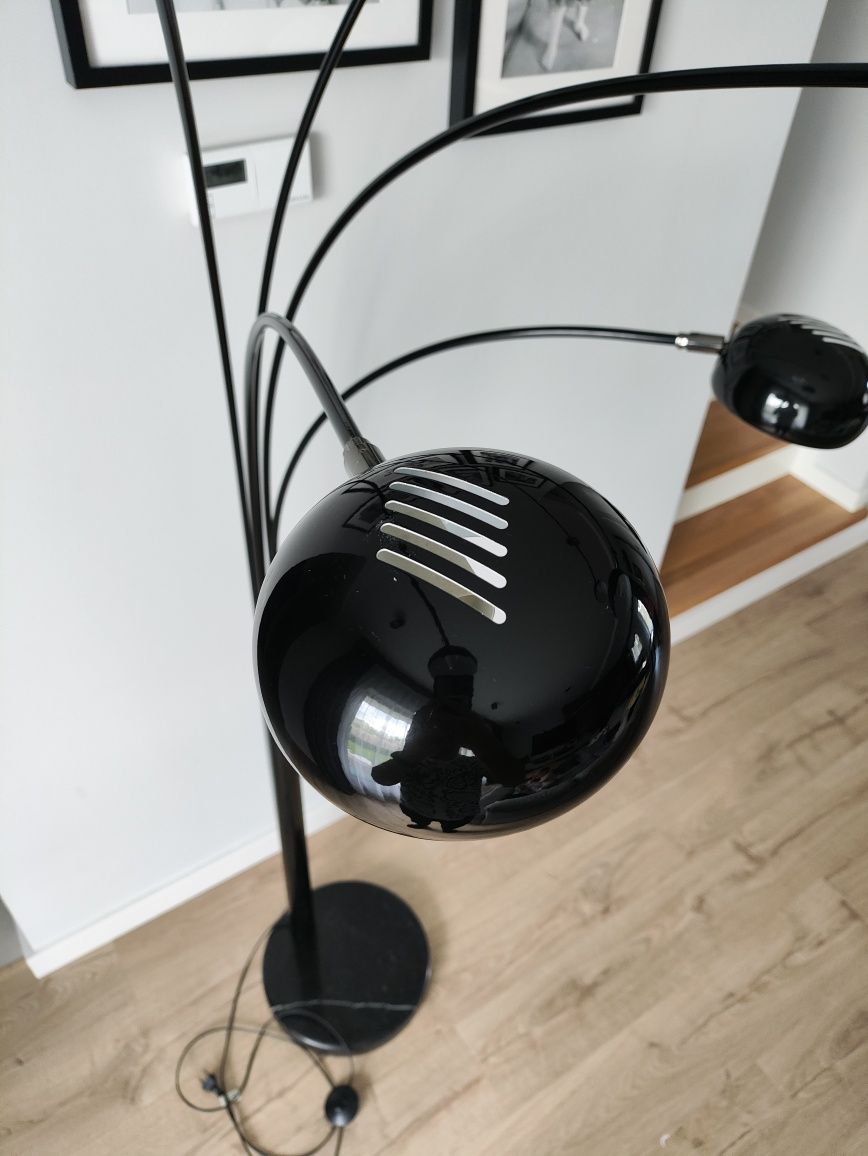 Lampa podłogowa na marmurowej podstawie