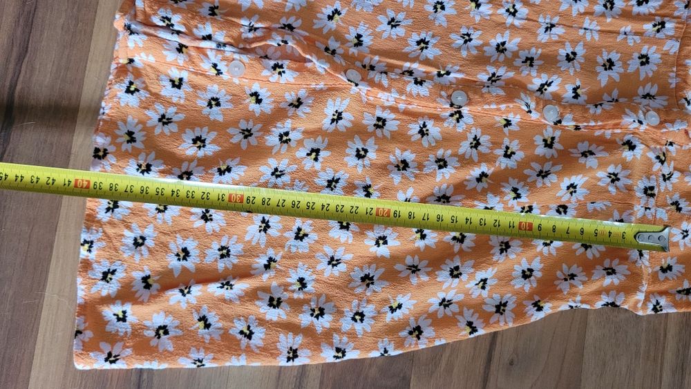 Sukienka hiszpanka Bershka. Lekko się naciąga.