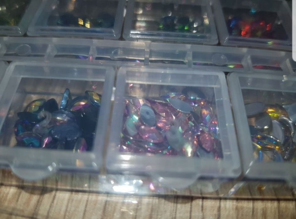 Caixa com brilhantes em forma de losango várias cores - unhas de gel