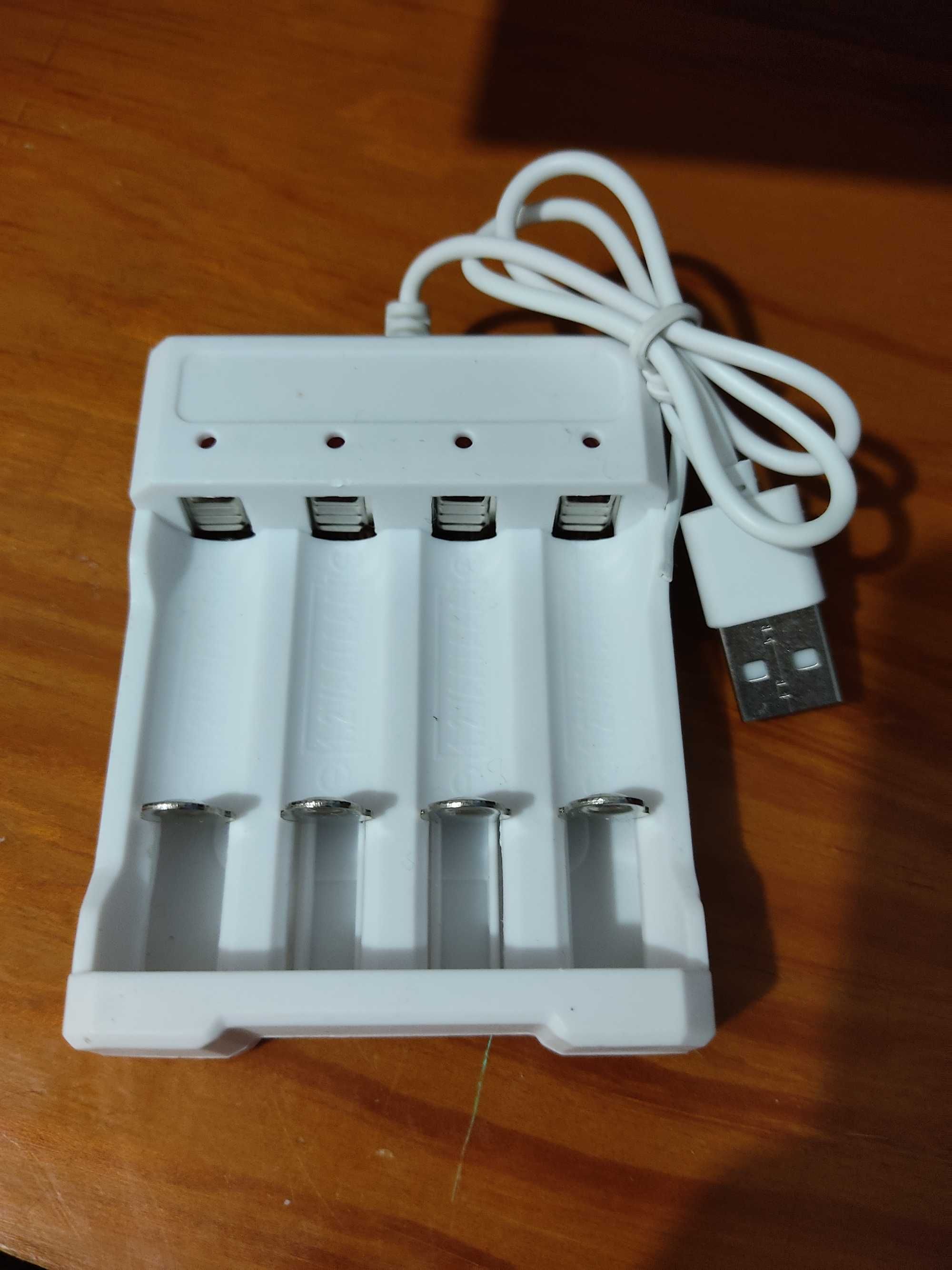 Carregador de 4 pilhas AA / AAA por USB