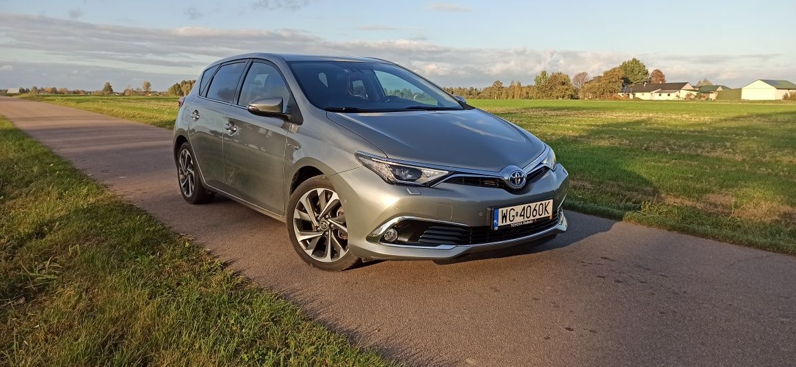 Toyotą Auris Hybrid 69 tys przeb.