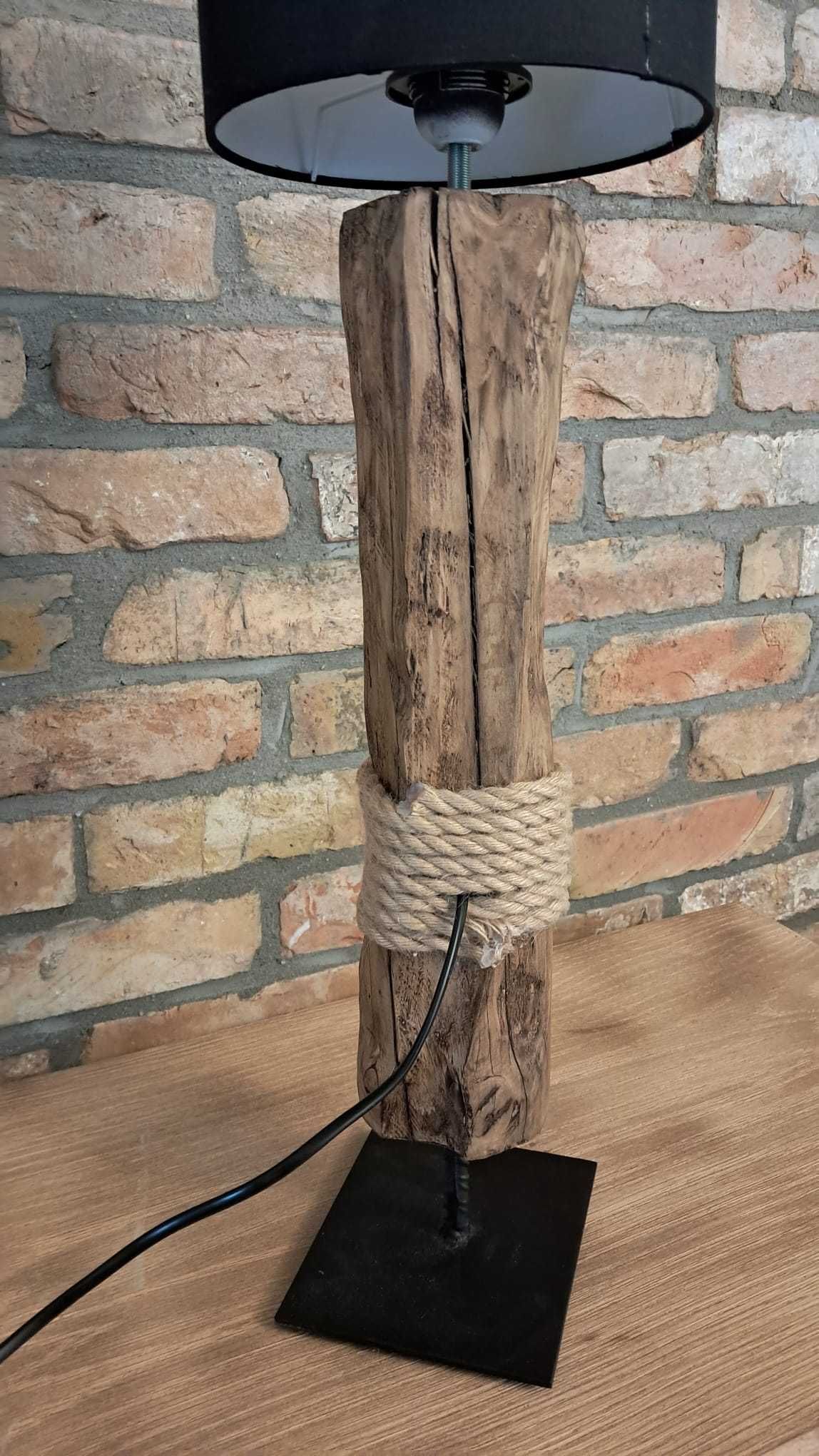Lampy z drewna ręcznie wykonane