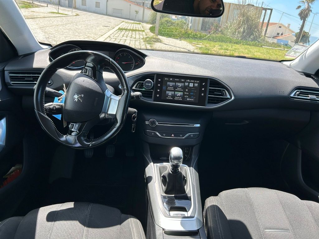 Peugeot 308 blue hdi allure (financiamento 140€ mês )