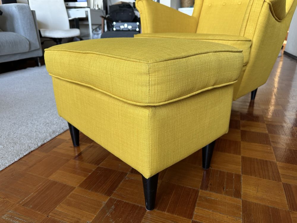 Conjunto Strandmon IKEA poltrona amarela e repousa pés amarelo