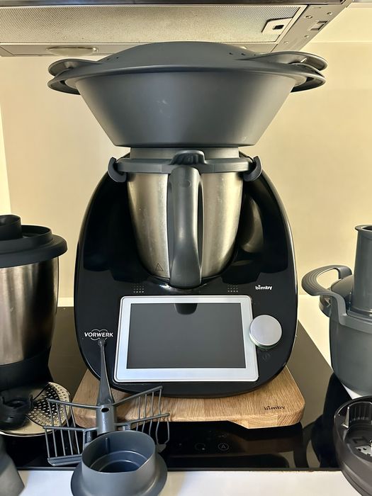 Bimby TM6 preta com segundo copo