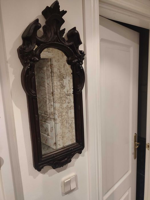 Espelho envelhecido em moldura castanha