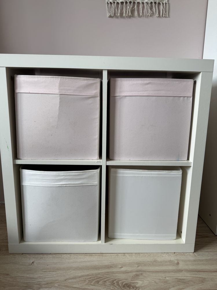 Regał ikea kallax z pojemnikami